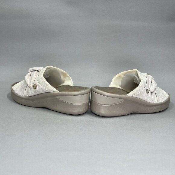 Bzees Women's Size 7W Smile Wedge Platform Sandals - Picture 6 of 11